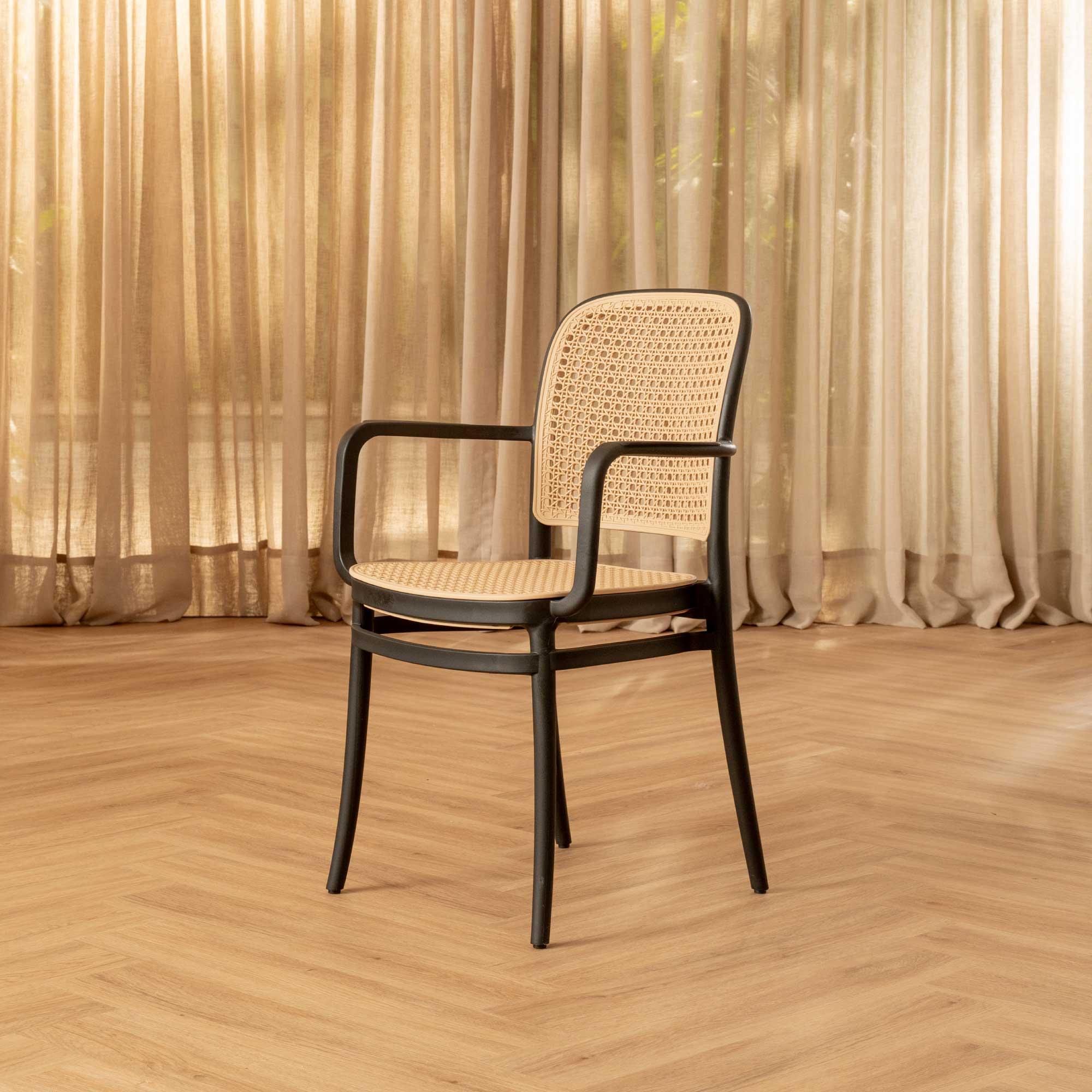 Silla Aire Apilable Negra Con Brazos