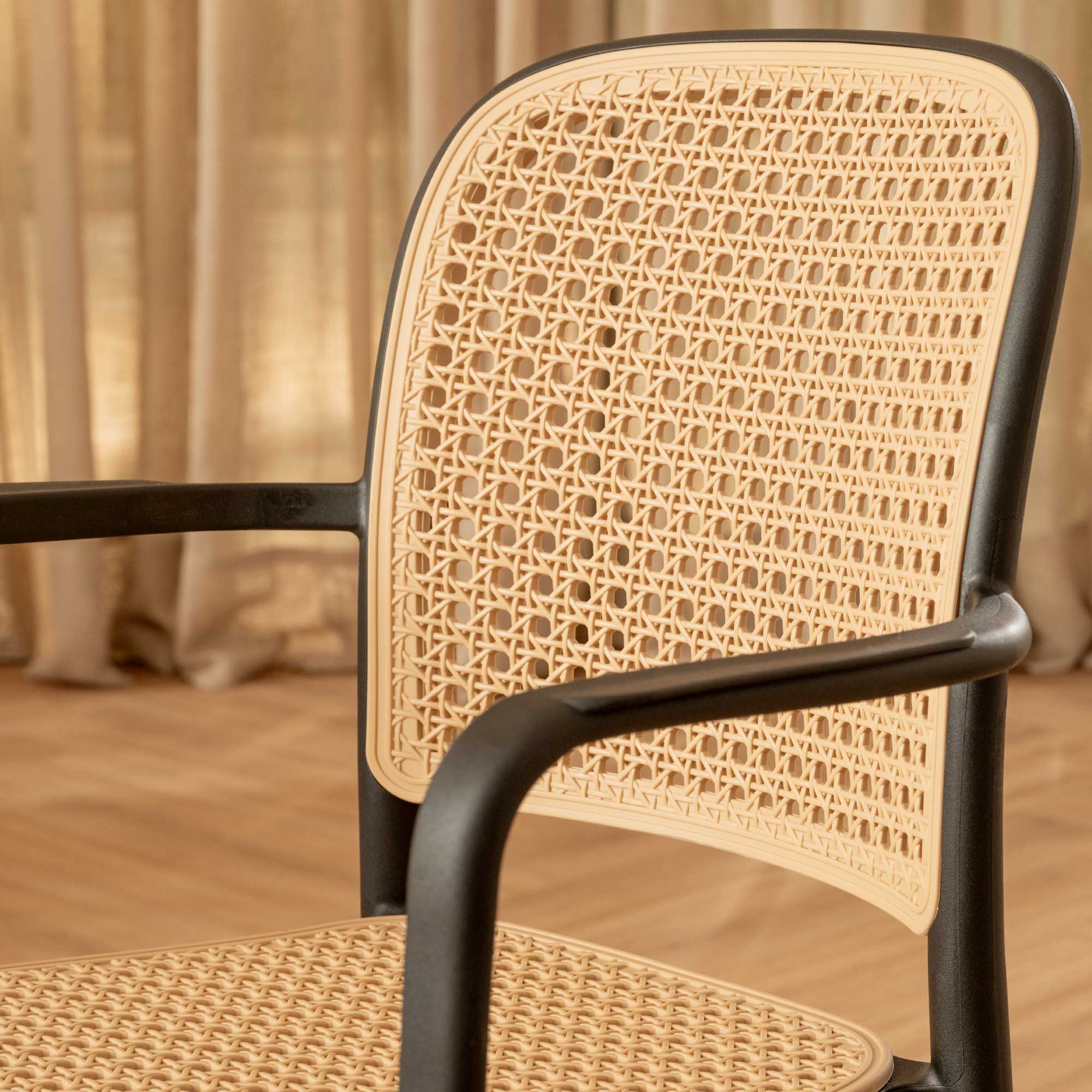 Silla Aire Apilable Negra Con Brazos