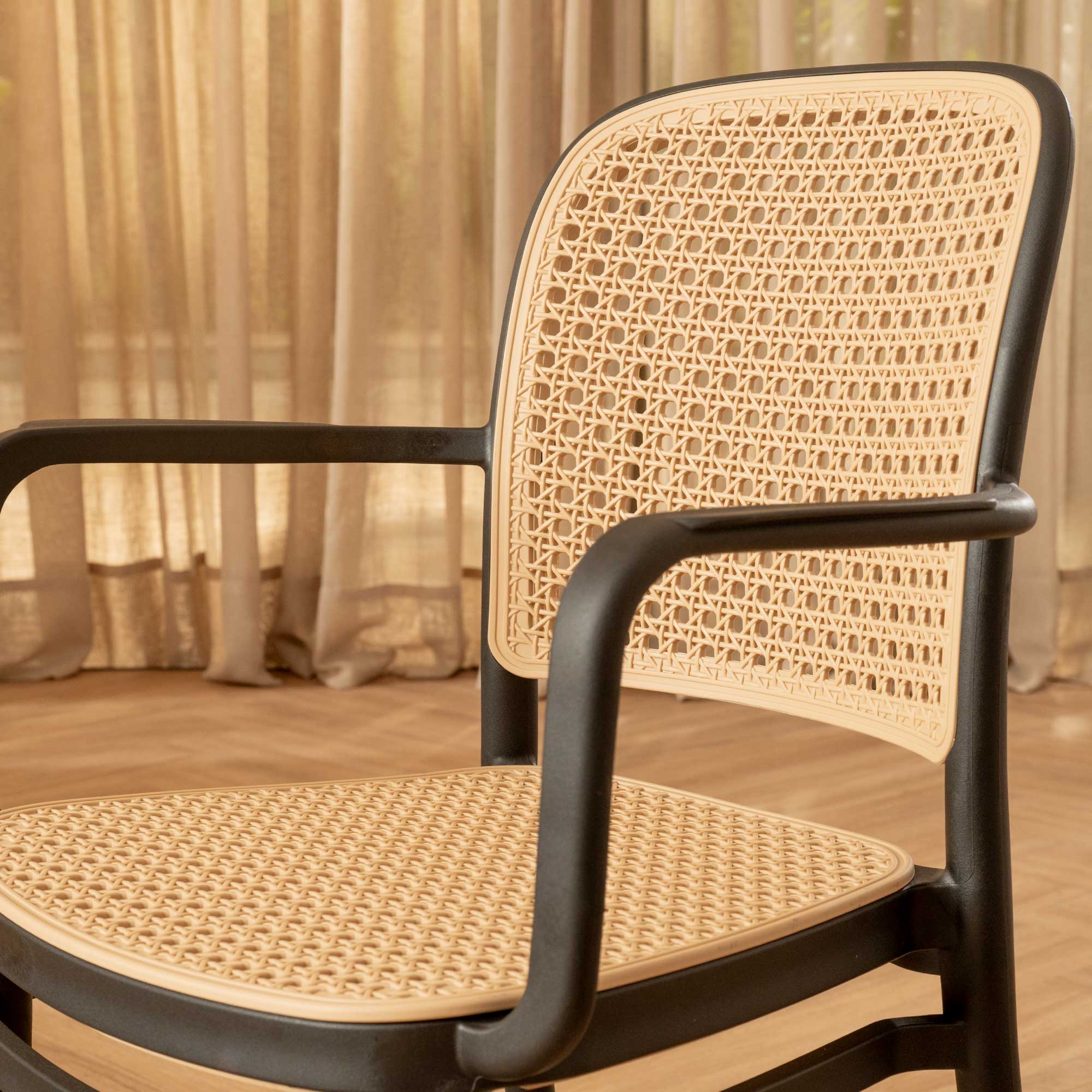 Silla Aire Apilable Negra Con Brazos