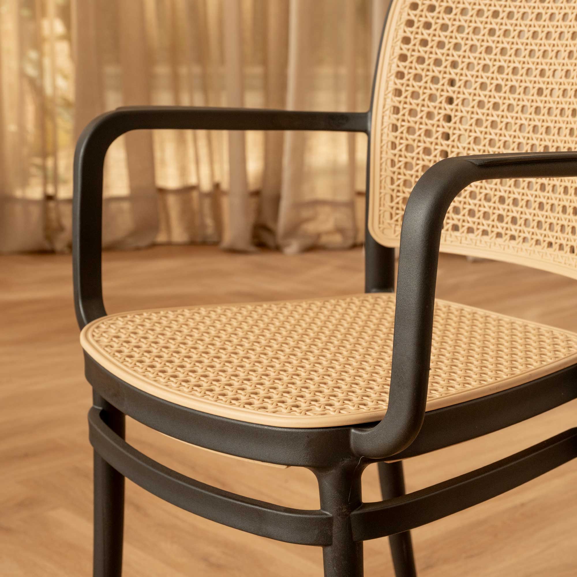 Silla Aire Apilable Negra Con Brazos