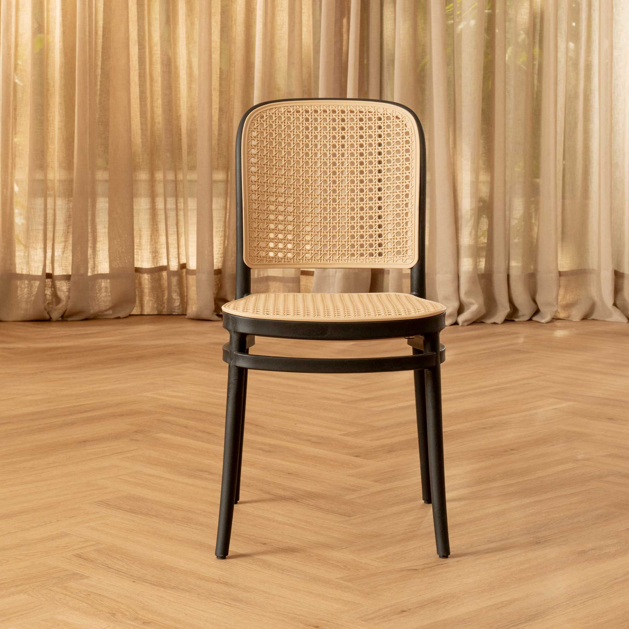 Silla Aire Apilable Negra Con Brazos