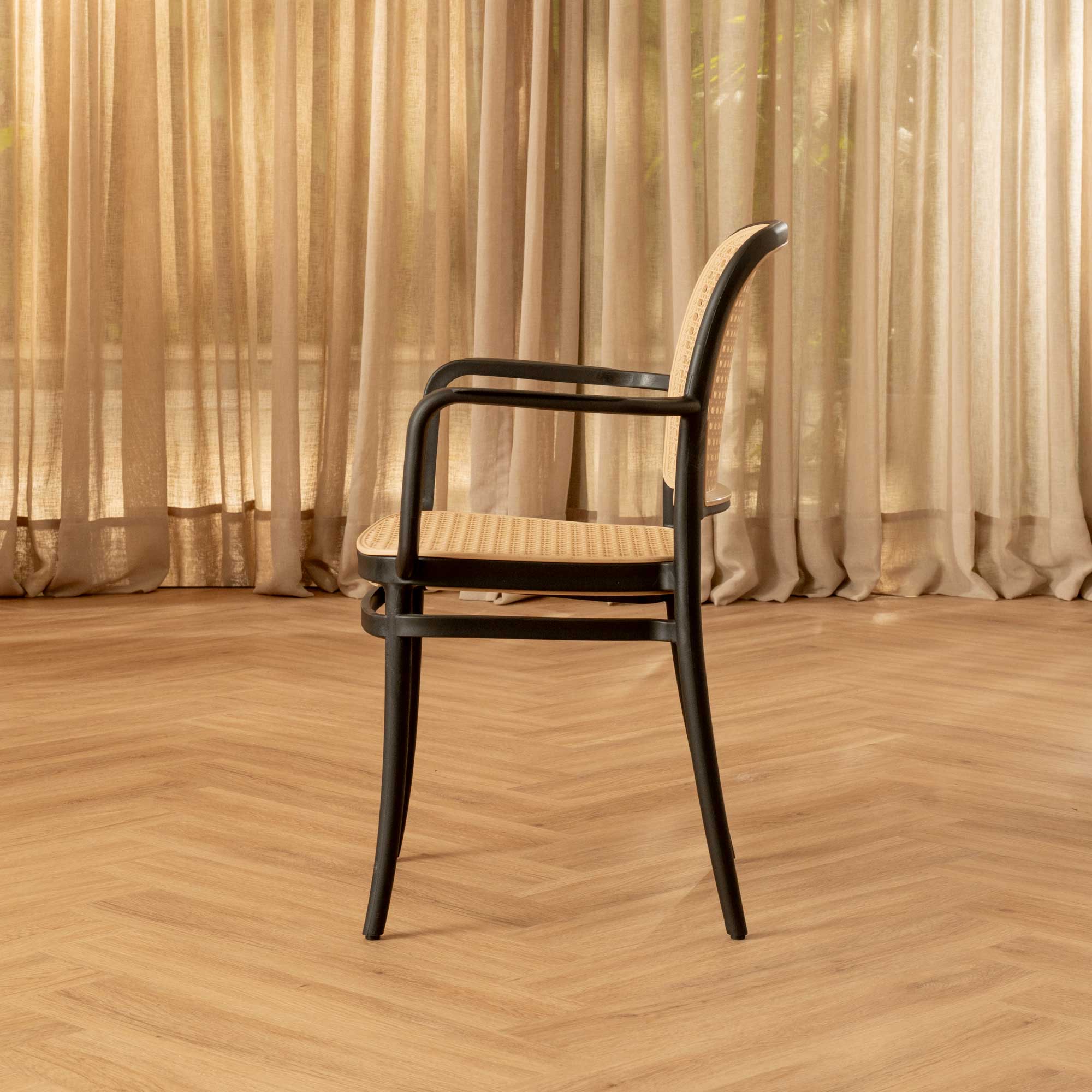 Silla Aire Apilable Negra Con Brazos