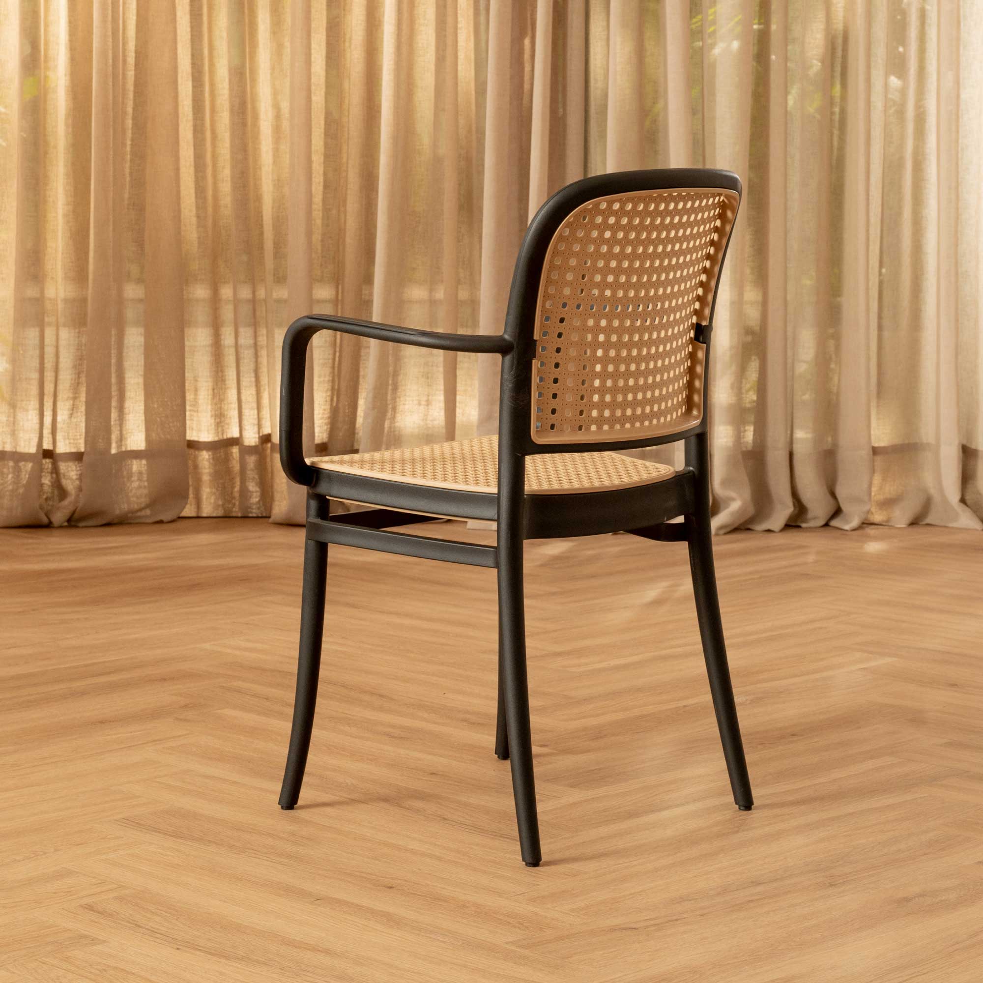 Silla Aire Apilable Negra Con Brazos