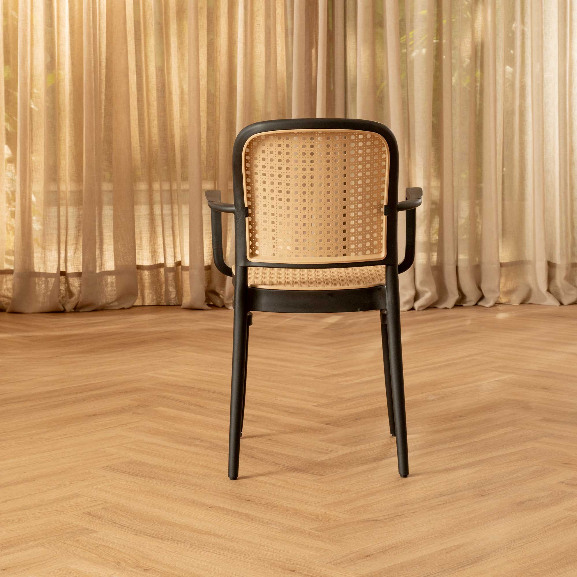 Silla Aire Apilable Negra Con Brazos
