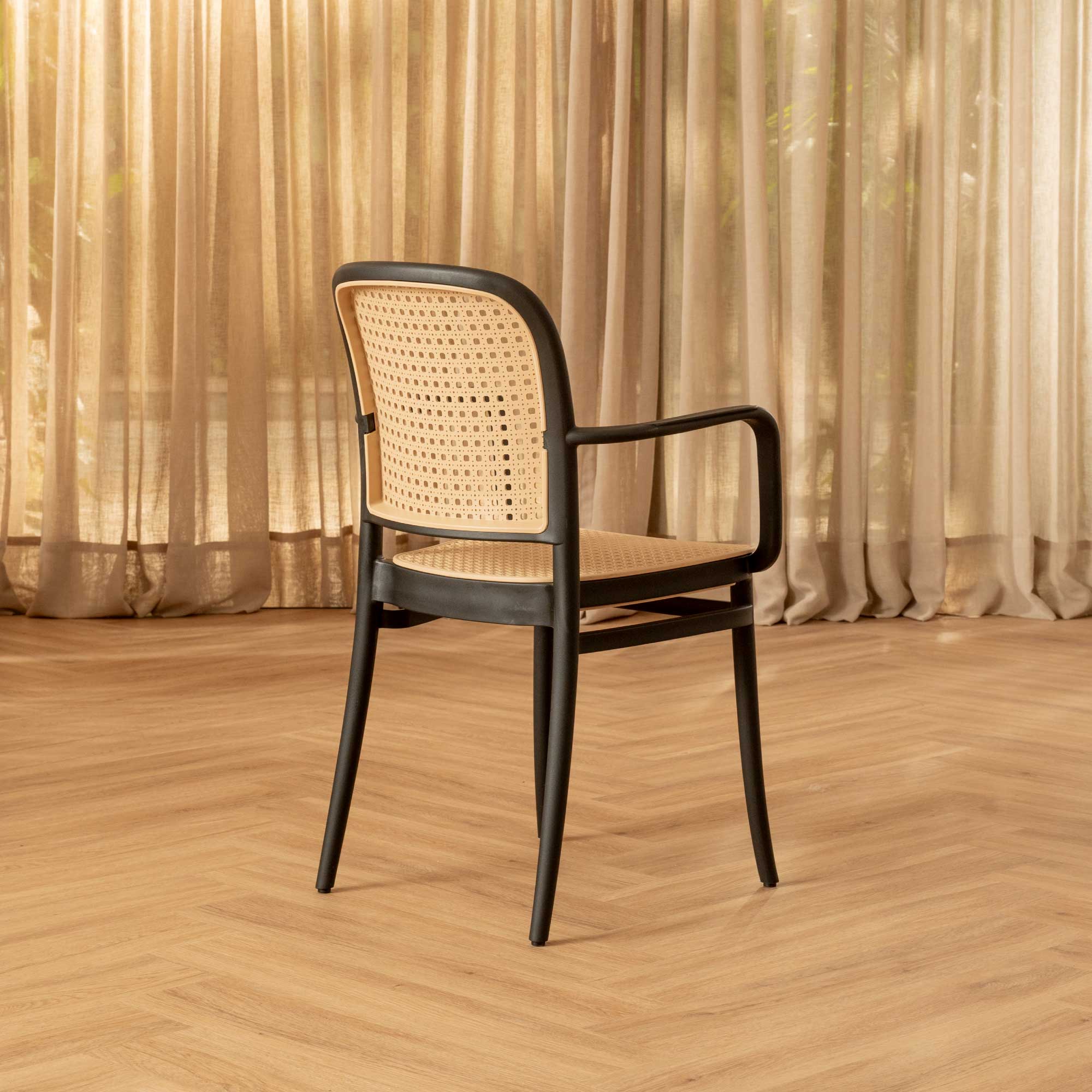 Silla Aire Apilable Negra Con Brazos