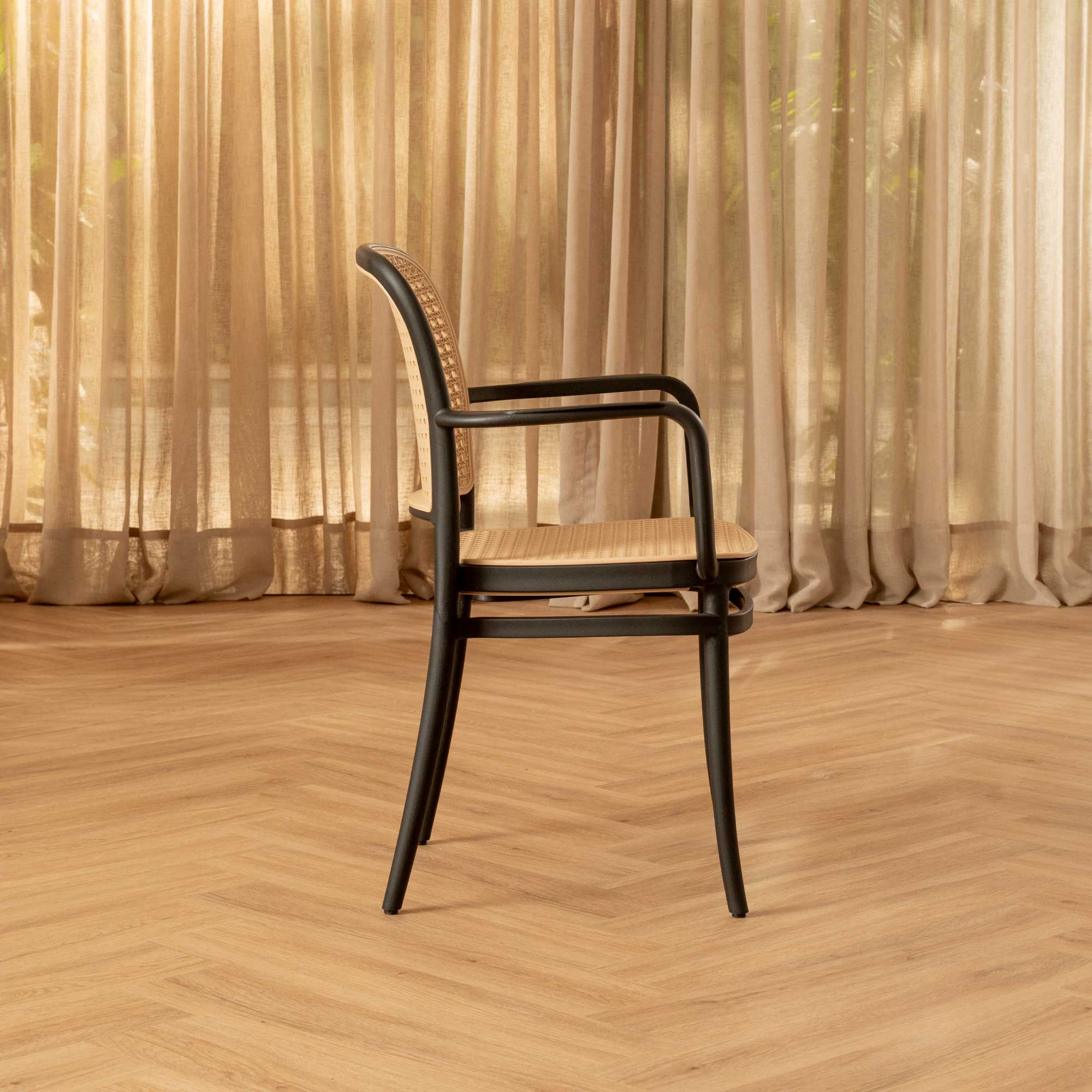 Silla Aire Apilable Negra Con Brazos
