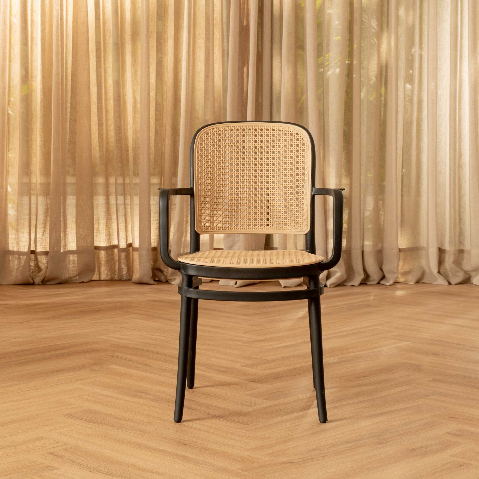 Silla Aire Apilable Negra Con Brazos