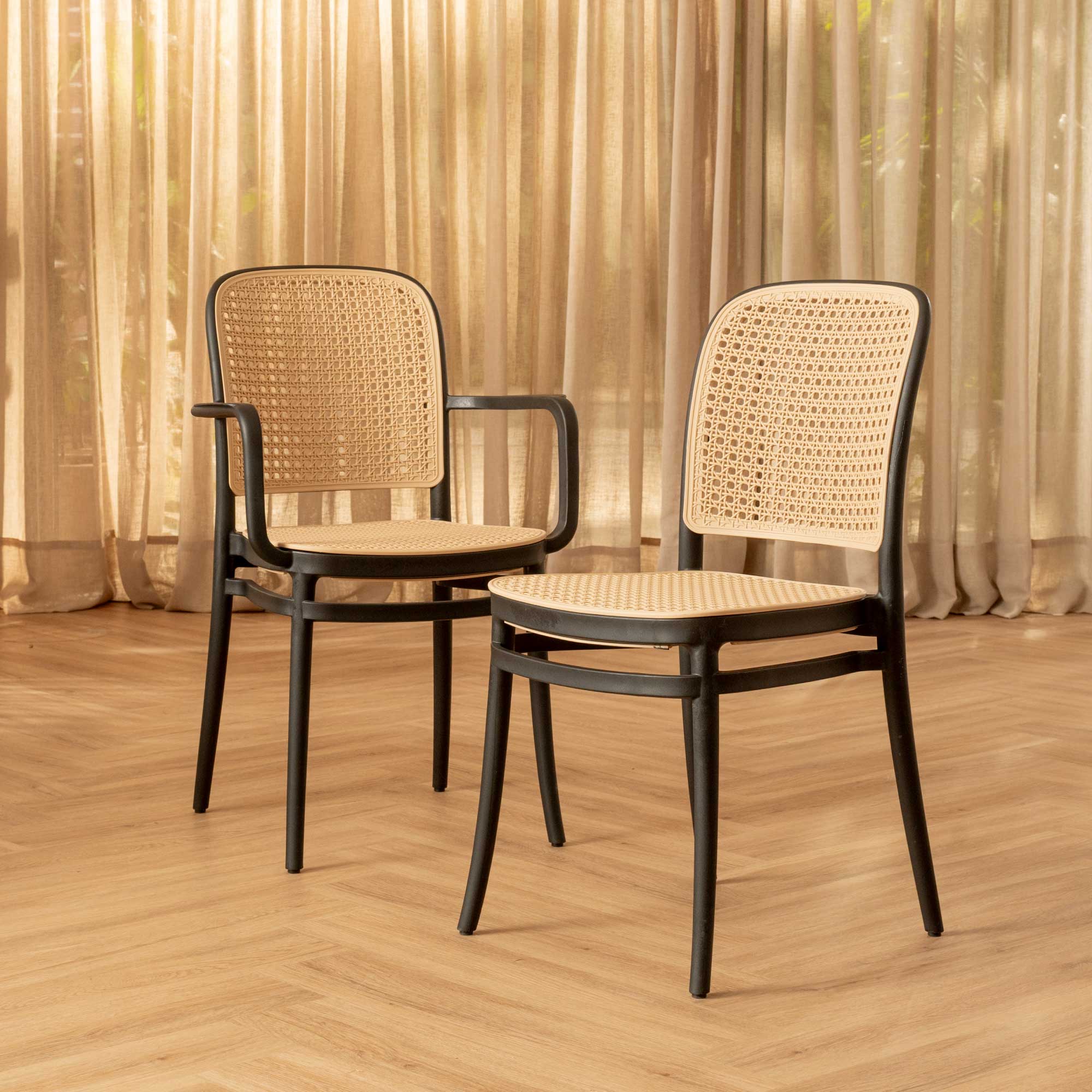 Silla Aire Apilable Negra Con Brazos