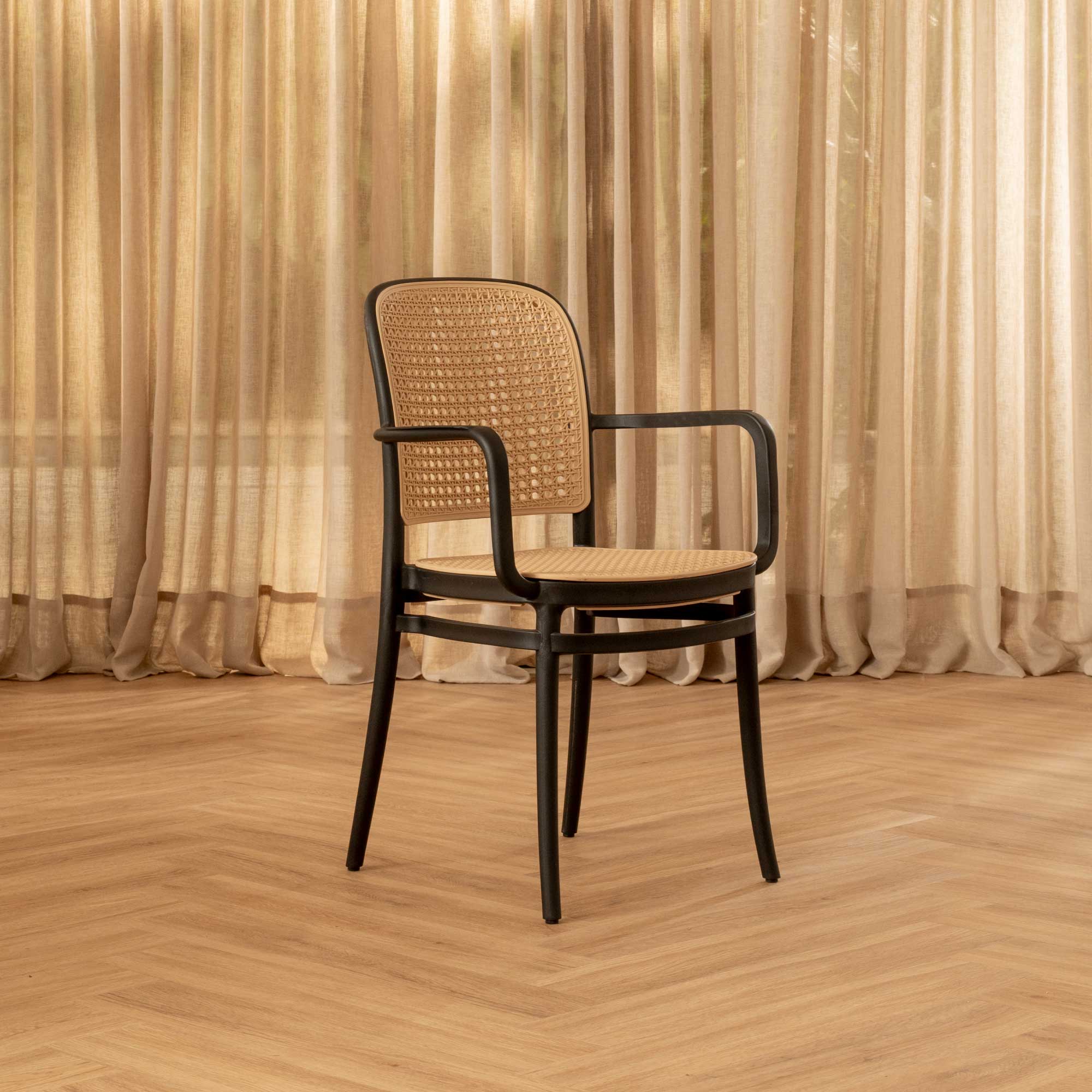 Silla Aire Apilable Negra Con Brazos
