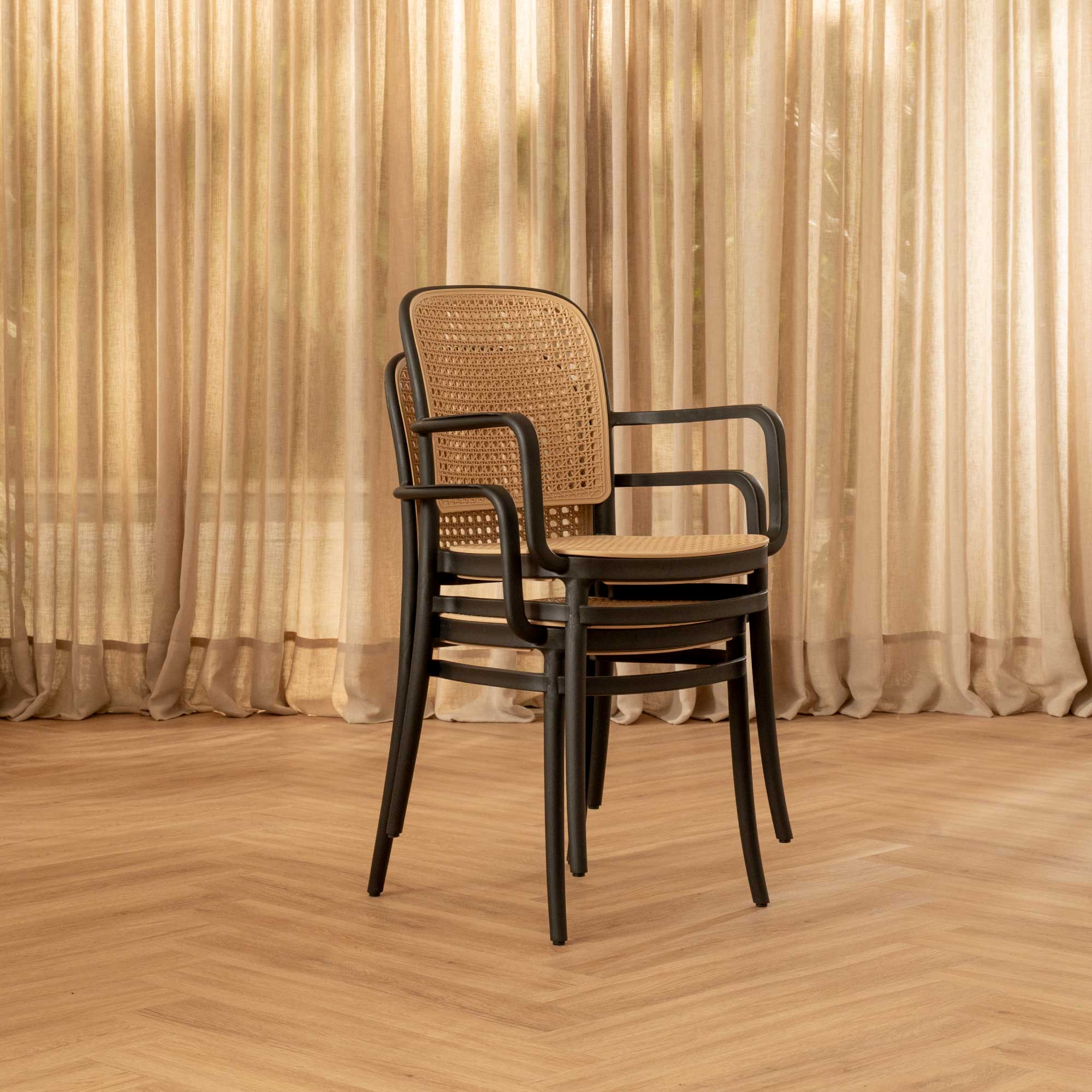 Silla Aire Apilable Negra Con Brazos