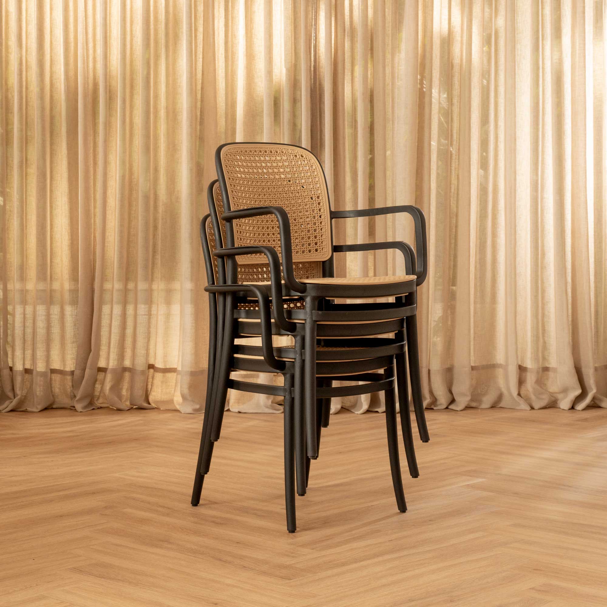 Silla Aire Apilable Negra Con Brazos