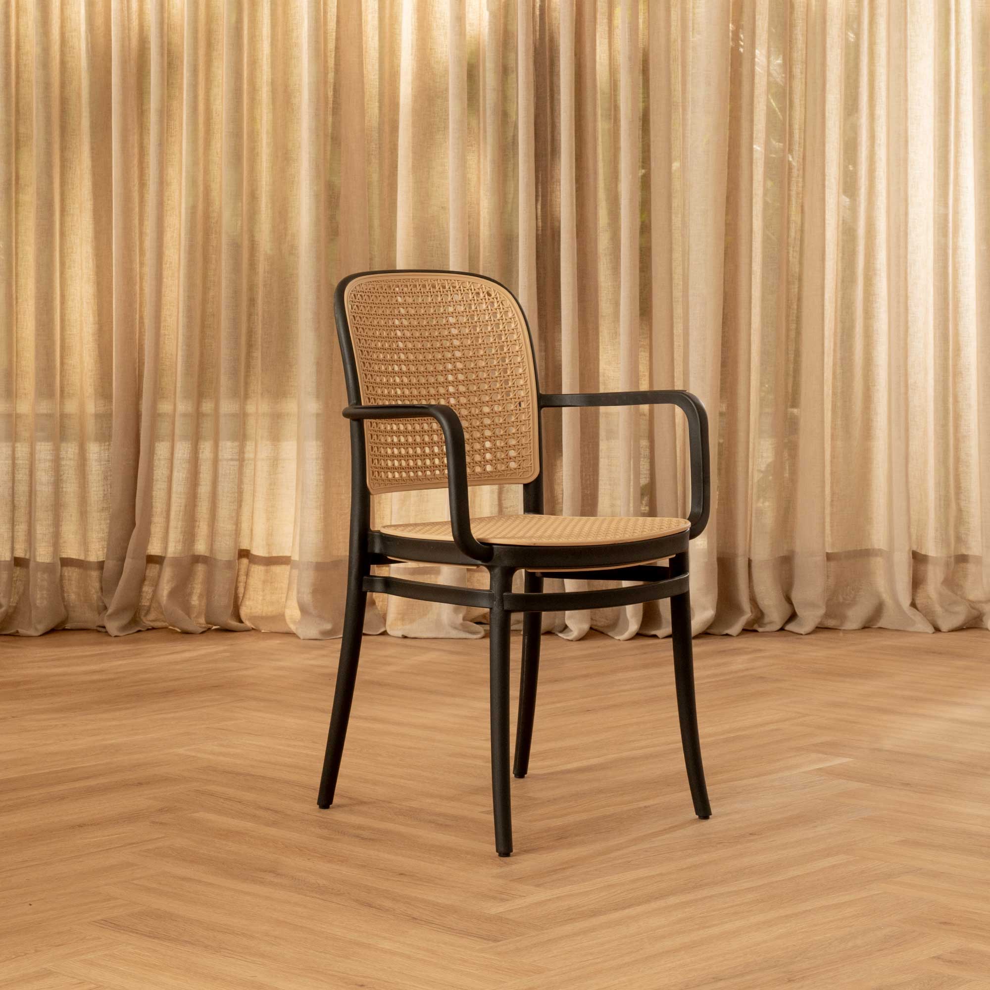 Silla Aire Apilable Negra Con Brazos